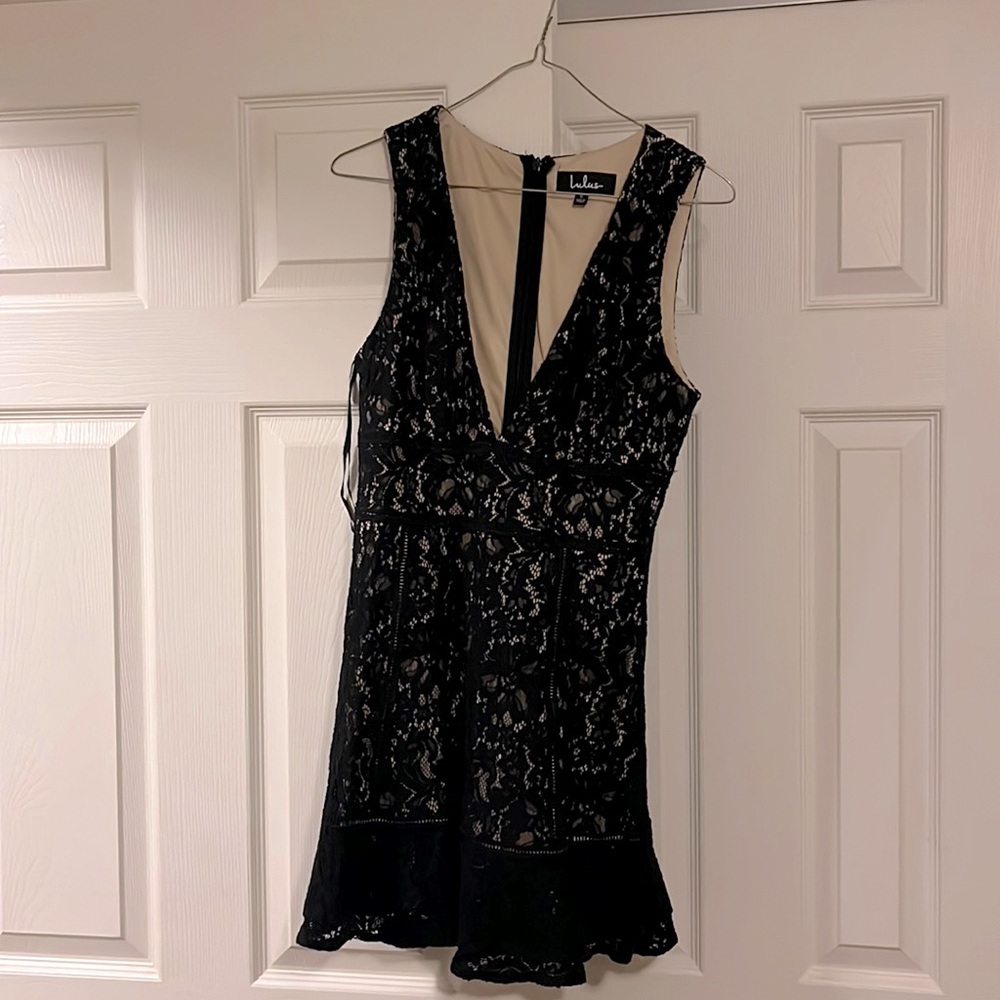 Lulus black lace dress perfect for homecoming